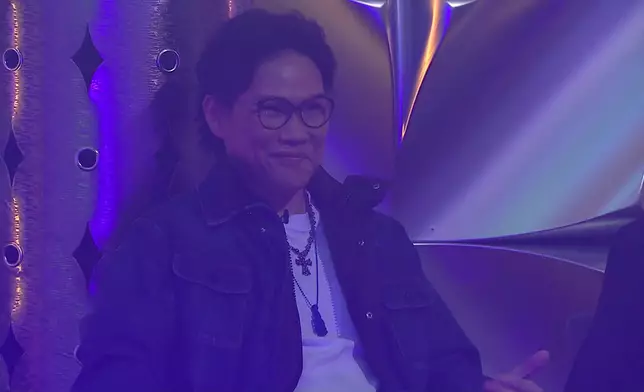 阿公忍不住跳幾下舞。