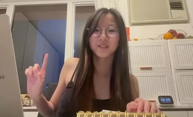 Jasmine在排練期間面對極大壓力，適逢新學年開學，同時趕交大學Essay。