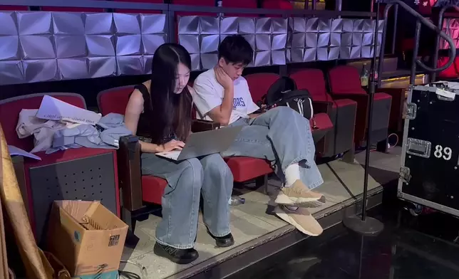 Jasmine在排練期間面對極大壓力，適逢新學年開學，同時趕交大學Essay。