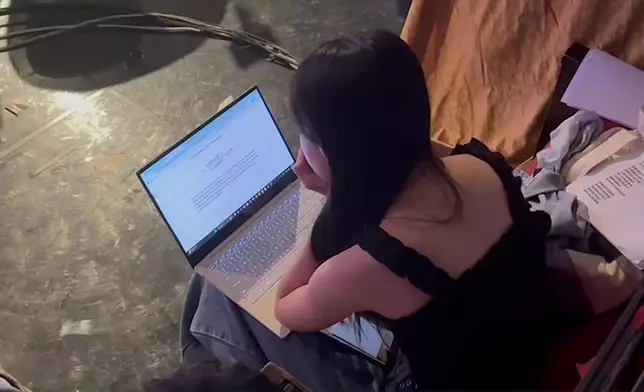 Jasmine在排練期間面對極大壓力，適逢新學年開學，同時趕交大學Essay。