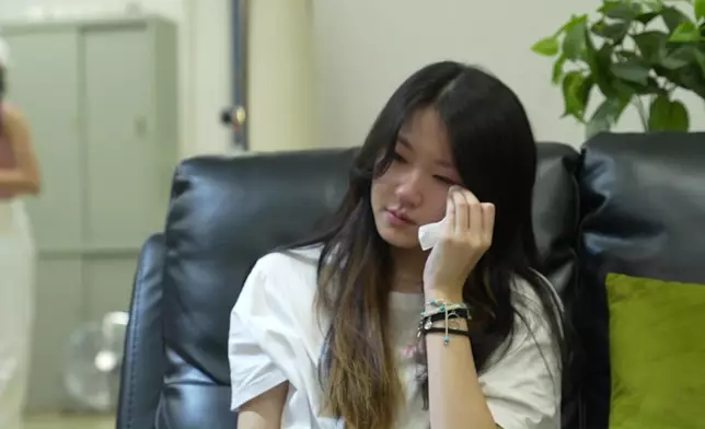 Jasmine壓力爆煲下忍不住落淚，即使如此，Jasmine亦繼續努力排練。