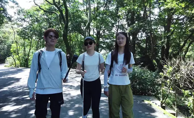 Michelle在組員帶領下首次行山。