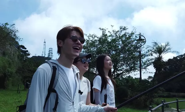 Michelle在組員帶領下首次行山。