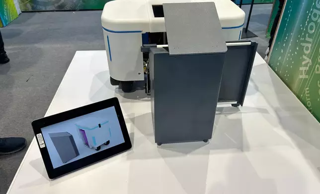 能廚餘回收運輸機械人可自動接近廚餘桶，將廚餘桶運送至指定處理區。