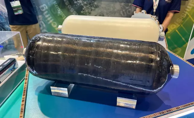 IV型儲氫氣瓶不僅用於氫燃料電池汽車的氫氣存儲，也可用於工業氣體的存儲和運輸以及作為氫能源基礎設施的一部分。