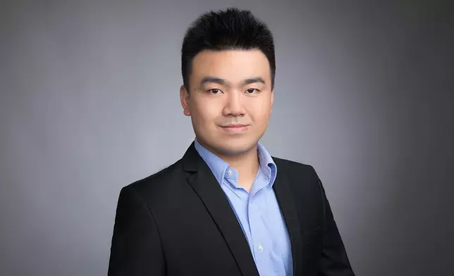 理大利民先進紡織科技青年學者、時裝及紡織學院副教授、未來服裝紡織科技研究中心副主任、理大興國技術創新研究院副院長壽大華教授最近在《科學》（Science）期刊發表論文，提出利用先進紡織與智慧可穿戴技術，實現可持續個人降溫的新方法。