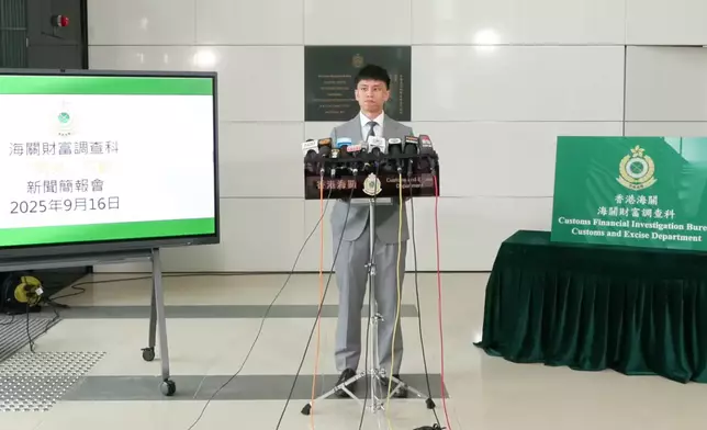 海關財富調查科財富調查第二組調查主任伍思齊向傳媒講述行動詳情。香港海關FB