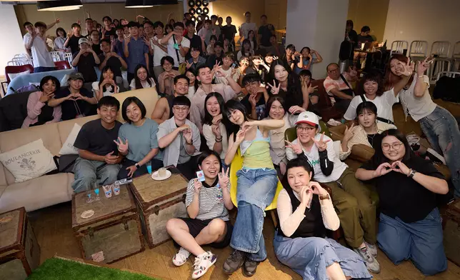 白安與歌迷近距離互動，相互問答分享歌曲。