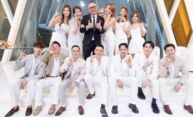 與五位神及眾位求婚勇者合照