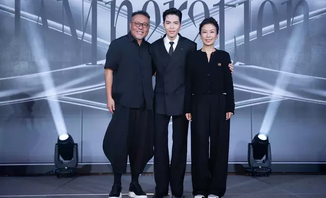 左起索尼音樂大中華區CEO陳國威、蕭敬騰、喜鵲娛樂創辦人林有慧一同出席簽約記者會（Sony Music提供）