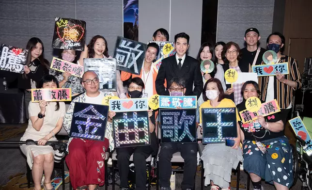 蕭敬騰於簽約記者會現場與歌迷熱情合照（Sony Music提供）