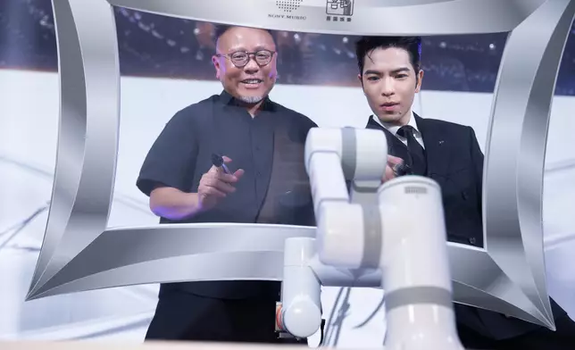 未來感簽約儀式 x 高科技機械手臂！重磅啟動 「JAMneration」 蕭敬騰世代（左起索尼音樂大中華區CEO陳國威、蕭敬騰）（Sony Music提供）