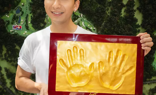 吉吉興奮表示：「好榮幸能夠留下專屬手印。以後大家去開觀瀾湖見到我的手印。」