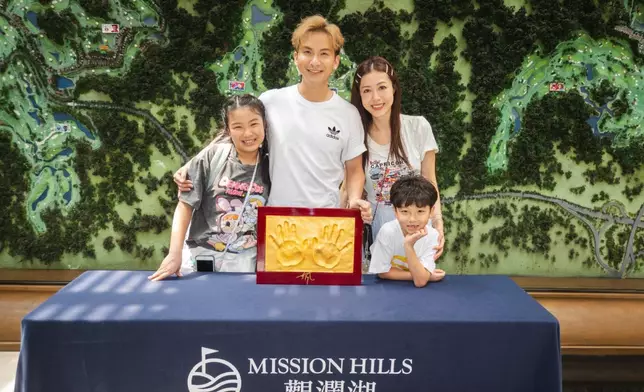 周吉佩獲邀蓋專屬手印，老婆及一對仔女一同見證。