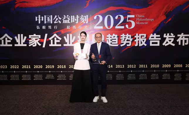 英皇集團主席楊受成博士及英皇娛樂藝人劉雅瑟女士，二人 同場獲得獎項表揚慈善事業成就。