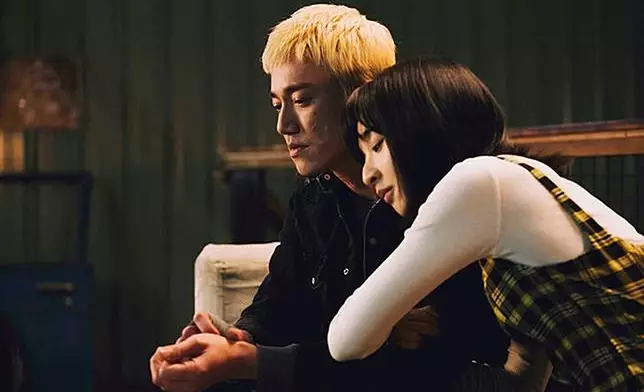 他在迷你劇《塑膠花》中飾演金毛小混混