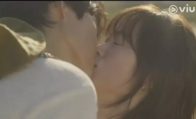 鮮于海和成濟妍浪漫一吻。Viu提供圖片