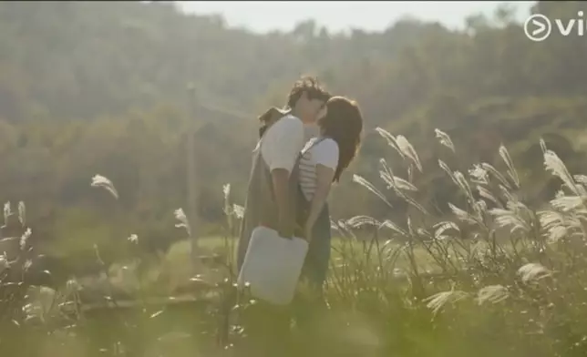 海妍CP上演小島吻戲。Viu提供圖片