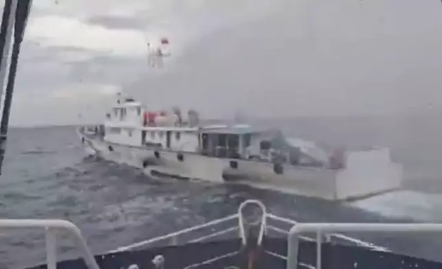 中國海警用水炮驅離闖入黃岩島領海菲律賓公務船。Joviland Rita X圖片