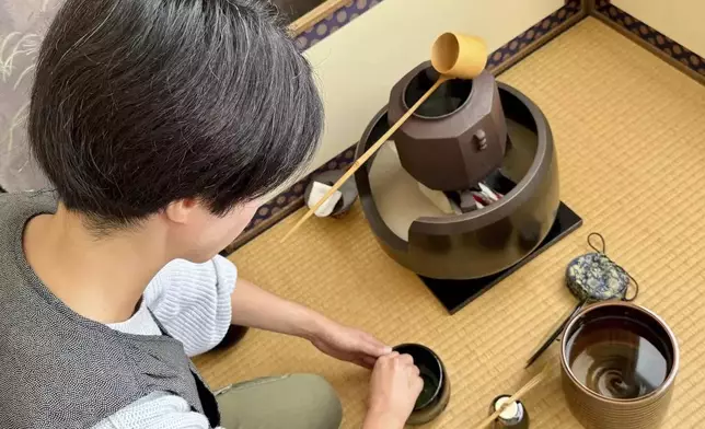 舊金山日本茶道課程，學員學習傳統方式製作抹茶，體驗「儀式感」。 AP圖片