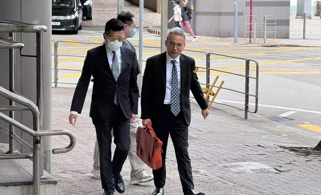 被告陳燿陽（左）、辯方資深大律師梁卓然（右）。巴士的報記者攝