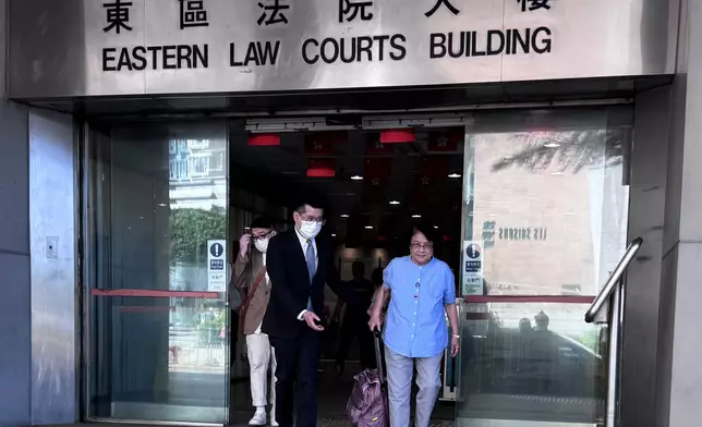 陳燿陽和親友一起離開法院。巴士的報記者攝