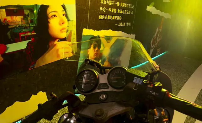 李嘉欣坐上何志武的電單車，兩人依偎在一起，在隧道上飛馳的情景成為了電影中的經典場口，現場特別擺設了電單車。