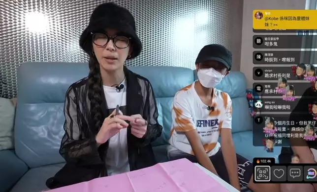 In Lee師傅透過扶乩跟靈體溝通。