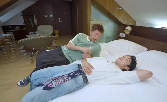 另一頭喺《盲盒鐵路遊》度床尾和。