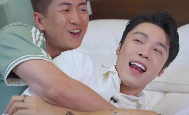 另一頭喺《盲盒鐵路遊》度床尾和。