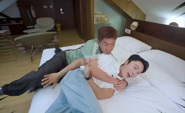 另一頭喺《盲盒鐵路遊》度床尾和。