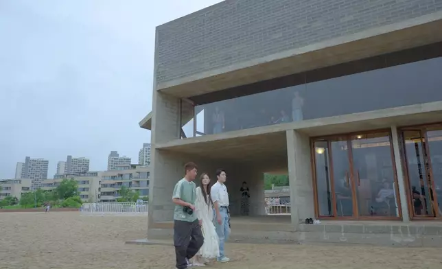 三人去到打卡勝地—「孤獨圖書館」。