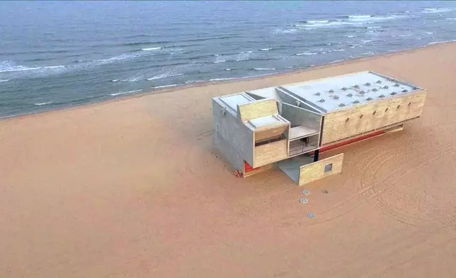 三人去到打卡勝地—「孤獨圖書館」。