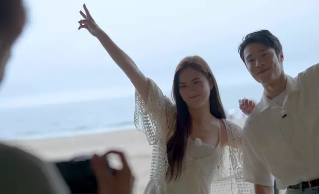 三人去到打卡勝地—「孤獨圖書館」。