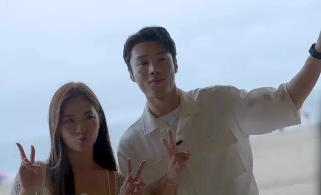 三人去到打卡勝地—「孤獨圖書館」。