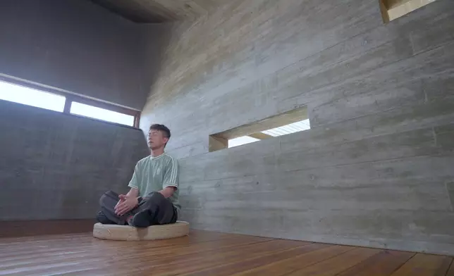 一邊冥想放空。