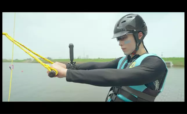 三人挑戰刺激運動—索道滑水。