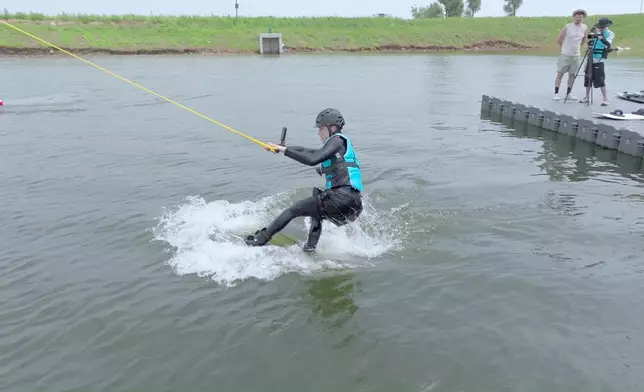 同樣一落水就能站穩。