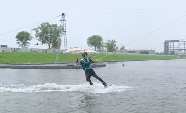 同樣一落水就能站穩。