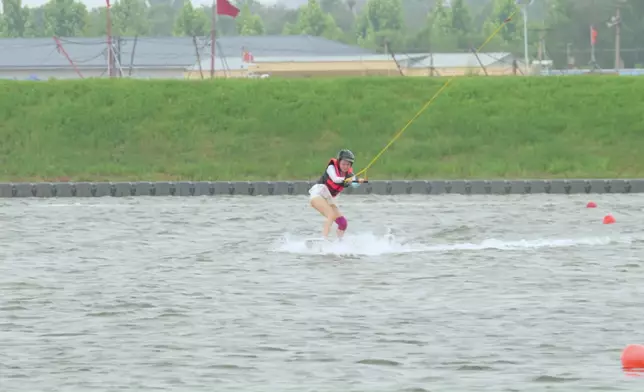 德德最終挑戰自己，第三次嘗試就成功企穩。