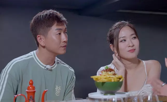 三人在酒吧談心大談家人的鼓勵。