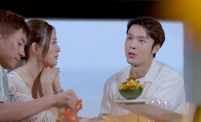 三人在酒吧談心大談家人的鼓勵。