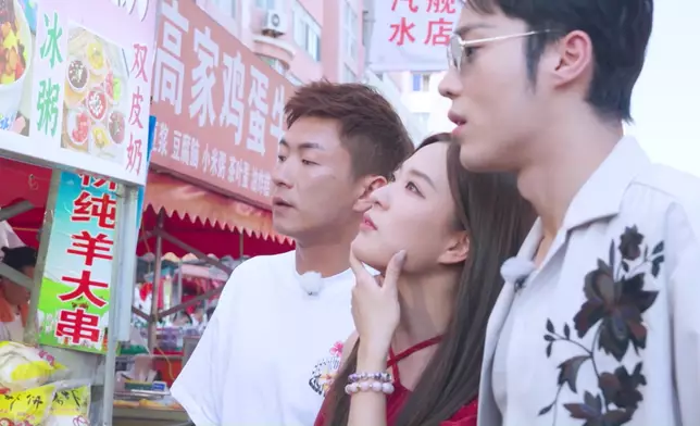 三人去到瀋陽，率先去到小河沿早市掃街，品嚐東北大飯包、鐵板雞架、驢打滾等小食。