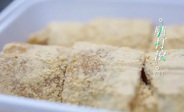 三人去到瀋陽，率先去到小河沿早市掃街，品嚐東北大飯包、鐵板雞架、驢打滾等小食。