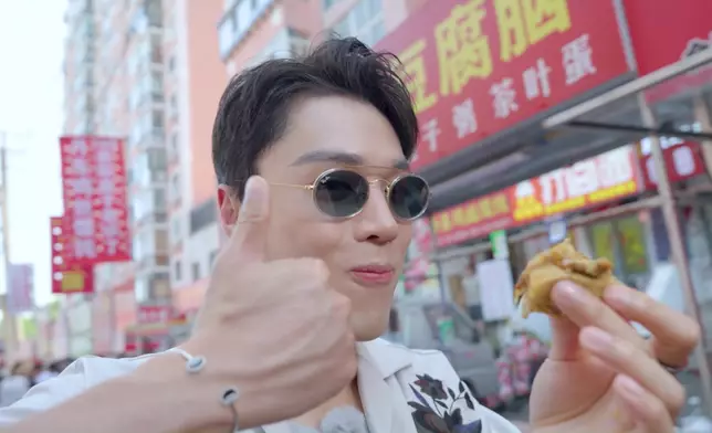 三人去到瀋陽，率先去到小河沿早市掃街，品嚐東北大飯包、鐵板雞架、驢打滾等小食。