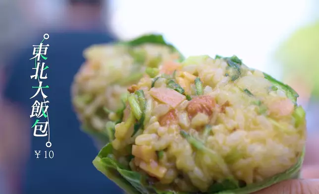 三人去到瀋陽，率先去到小河沿早市掃街，品嚐東北大飯包、鐵板雞架、驢打滾等小食。