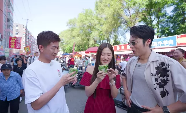 三人去到瀋陽，率先去到小河沿早市掃街，品嚐東北大飯包、鐵板雞架、驢打滾等小食。