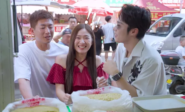 途中馬貫東以普通話與市場的姐姐溝通，令德德笑爆肚。