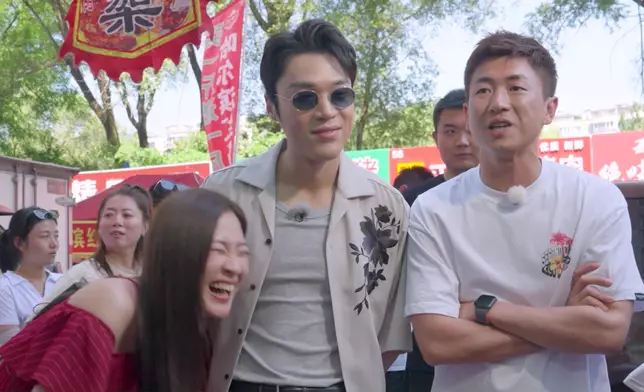 途中馬貫東以普通話與市場的姐姐溝通，令德德笑爆肚。