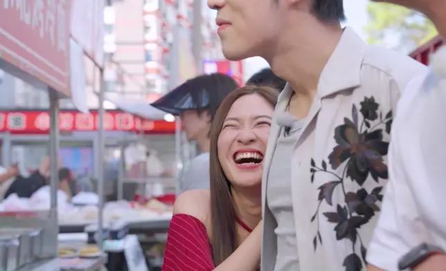 途中馬貫東以普通話與市場的姐姐溝通，令德德笑爆肚。